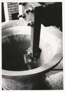 576149 Het gieten van een klok bij Eijsbouts, 1950-1960