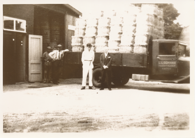 576154 Vrachtauto van vrachtbedrijf Loomans beladen met strohulzen, 1930-1940