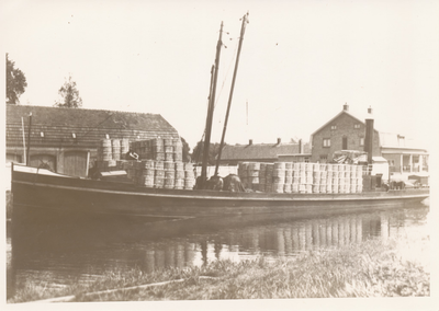 576204 Stoomboot bij Sluis XI, geladen met strohulzen, 1937