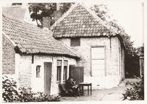 576214 Melkventer Harrie van Goch achter zijn woning in de Molenstraat, 1920-1940