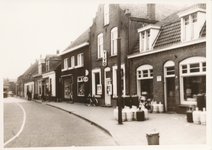 576228 Emmastraat met links van de Vivo-winkel de kapperszaak van Nistelroij, rechts Van Busse, 1963