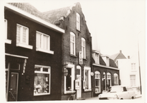 576229 Emmastraat met Vivowinkel, links daarvan kapper Van Nistelroij, helemaal rechts Bakkerij Hoes, 1963