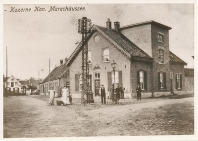 576230 Emmastraat met de kazerne van de Kon. Marechaussee, 1920-1930