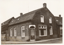 576240 Woonhuis G. Joordens, hoek Emmastraat /Julianastraat links een zadelmakerij , 1960-1980
