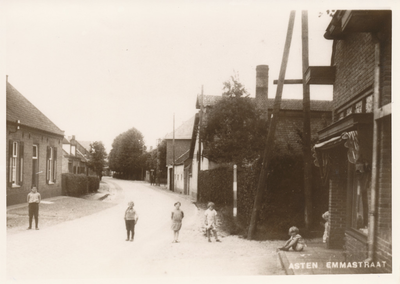 576241 Emmastraat met de bakkerij van T. Joordens en daarachter de Astein brouwerij, 1930