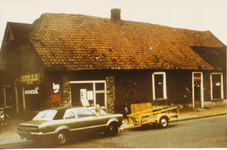 576245 Rijwielhandel Th. Verstappen, rechts van de rijwielhandel was naaimachinehandel Van de Bercke , 1975