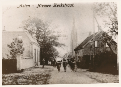 576268 Nieuwe Kerkstraat, gezien in de richting van het Koningsplein. Links het huis van Jan van Schayk, rechts het ...