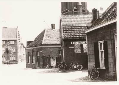 576270 Hoek Mgr. den Dubbeldenstraat-Koningsplein, met links het Bartholomeusgesticht en rechts het huis van Soeren, ...