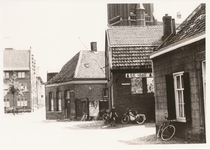 576270 Hoek Mgr. den Dubbeldenstraat-Koningsplein, met links het Bartholomeusgesticht en rechts het huis van Soeren, ...
