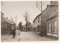 576295 Stationsstraat met op de achtergrond bakkerij en café Frans Eijsbouts, 1925