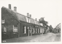 576296 Prins Bernhardstraat met rechts bakkerij en café Eijsbouts, 1938