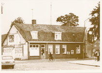 576301 Vooraanzien van café - bakkerij Frans Eijsbouts aan de Prins Bernhardstraat, 1970