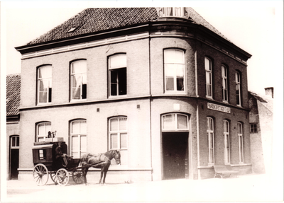 576335 De postkoets van Asten naar Deurne. Gebouw op de achtergrond is hotel Gitzels, tevens stalhouderij, 1900