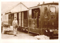 576346 De tram voor de remise, met Lauke Koole op de locomotief en op het perron conducteur Dirk Buunk, 1933