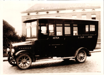 576348 De eerste bus van van Eijk, op het Beugelsplein in Helmond, 1919