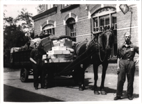 576353 Geladen paard en wagen bij expeditiebedrijf van Eijk in de Wilhelminastraat, 1941