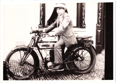576357 Hendrik Coolen met zijn eerste motor, 1930-1940