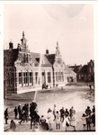 576398 Brandweerdemonstratie met hogedrukspuit op de Markt, 1930