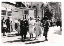 576410 Koningin Juliana en Prinses Beatrix op weg naar de klokkengieterij van Eijsbouts, 11-6-1951