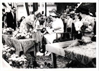 576411 Koningin Juliana en Prinses Beatrix bekijken gemaakt handwerk, 11-6-1951