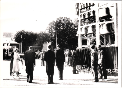 576412 Op de markt vond de onthulling van het carillon plaats door Koningin Juliana, 11-6-1951