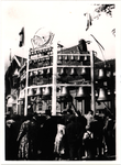 576413 Het carillon, met op de achtergrond het postkantoor op de markt, 11-6-1951