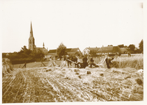 576475 Het oogsten van het koren. Met de kerk op de achtergrond, 1930