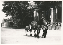 576485 Boer met paard en pony passeert de kerk, 1935-1940
