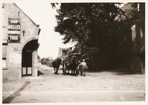576488 Boer met paard en wagen passeert de kerk. Links Café Eijsbouts, 1935-1940