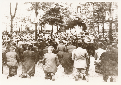 576496 Biddende pelgrims in het processiepark Mariaoord, 1930