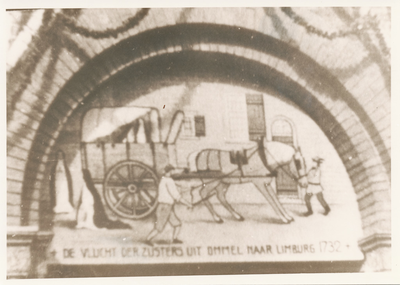 576502 Afbeelding, in de Ommelse kerk, van de vlucht van de zusters naar Limburg in 1732 vanwege de reformatie, 1940