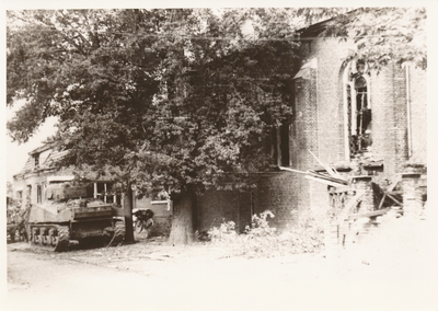 576514 Stukgeschoten tank bij de verwoeste kerk van Ommel, 1944