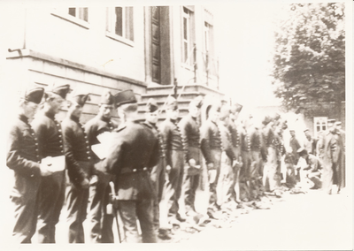 576533 Nederlandse militairen voor het gemeentehuis tijdens de mobilisatie, 1939