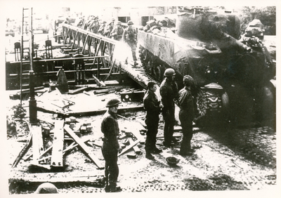 576540 Een Shermantank steekt bij sluis XI de Zuid-Willemsvaart over, september 1944
