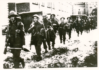 576543 Engelse militairen bij het Bartholomeusgesticht, 22-9-1944