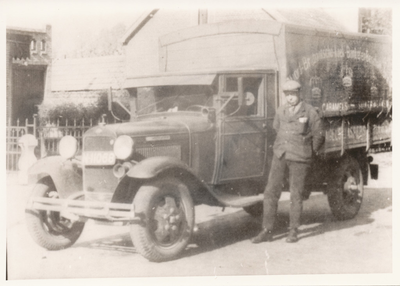 576559 Chauffeur van Meel, met vrachtwagen van koekfabriek De drie Kronen, 1935