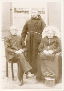 576567 Pater L.van Heugten, Maximus, met zijn ouders, 1906