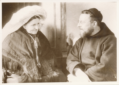 576568 Pater L. van Heugten, Maximus, op bezoek bij zijn moeder, 1906