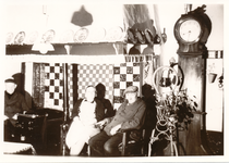 576574 Graad Janssen (rechts) en zijn vrouw Drieka in den herd, 1930-1940
