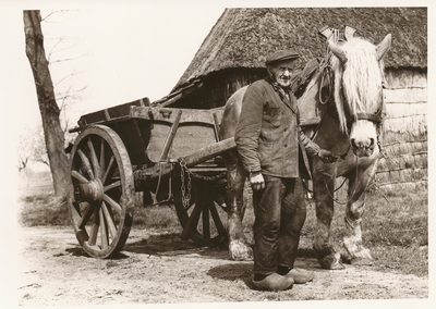 576587 Eén van de broers van Valen met paard en wagen, 1950-1960