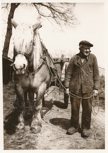 576592 Eén van de broers van Valen met paard en wagen, 1950-1960