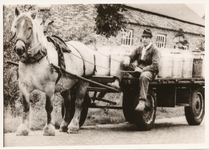 576601 De laatste melkophaler met paard en wagen, 1965