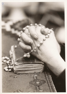 576606 Handen van Mevrouw van Deursen, in gebed met rozenkrans, 1975