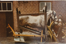 576609 Hoefsmid Gerrit van Eersel bezig met het beslaan van een paard, 1915