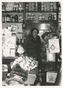 576612 Anneke de Bruin in haar winkel, 1980