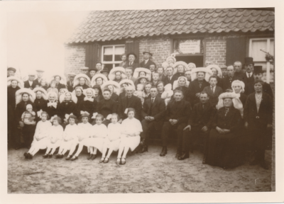 576631 Familie in Heusden, velen gehuld in klederdracht en met Brabantse poffer, 8-4-1928