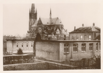 576635 Het oude patersklooster op de voorgrond. Het hoge huis rechts is de voormalige woning van burgemeester Frencken, 1920