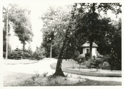 576640 Kloostertuin met tuinhuisje, 1935