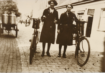 576643 Twee onbekende dames met fiets op het Koningsplein, gezien in de richting van de Wilhelminastraat, met links een ...