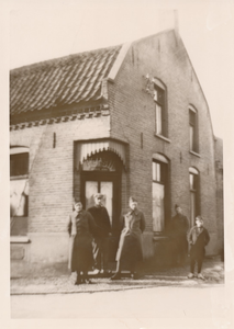 576645 Gerrit Joordens (midden voor de deur) voor zijn woning in de Emmastraat, met de daar ingekwartierde Nederlandse ...